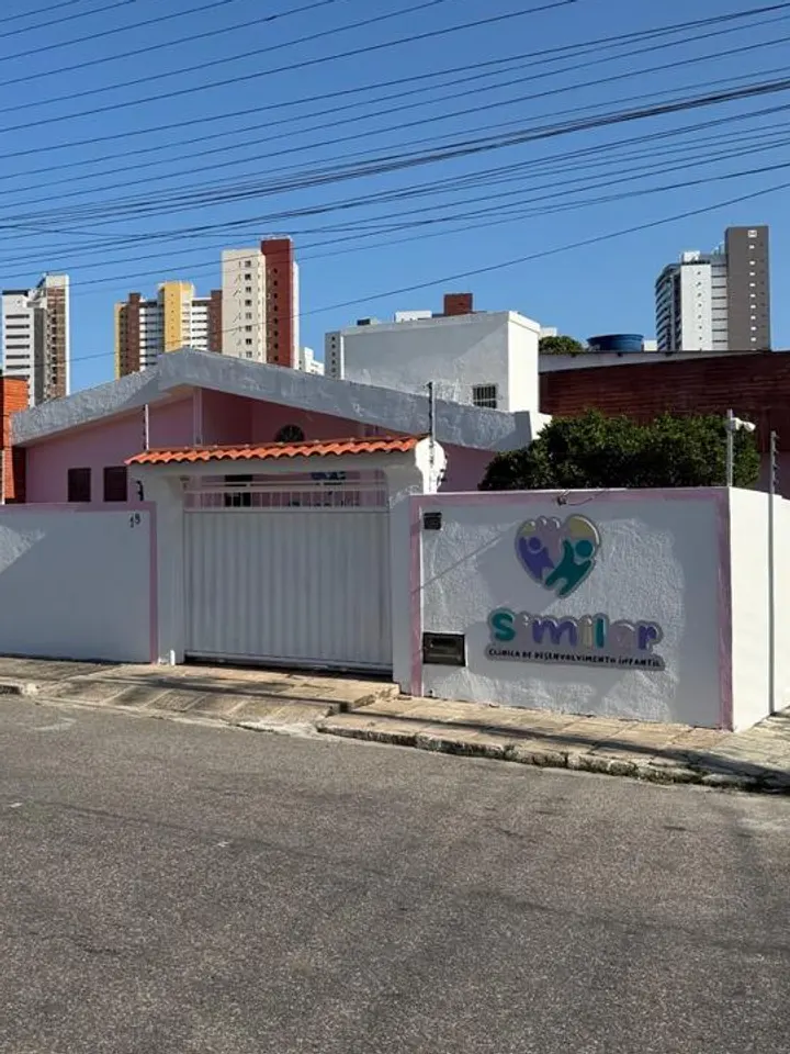 Fachada da Clínica Similar, com o logo no muro